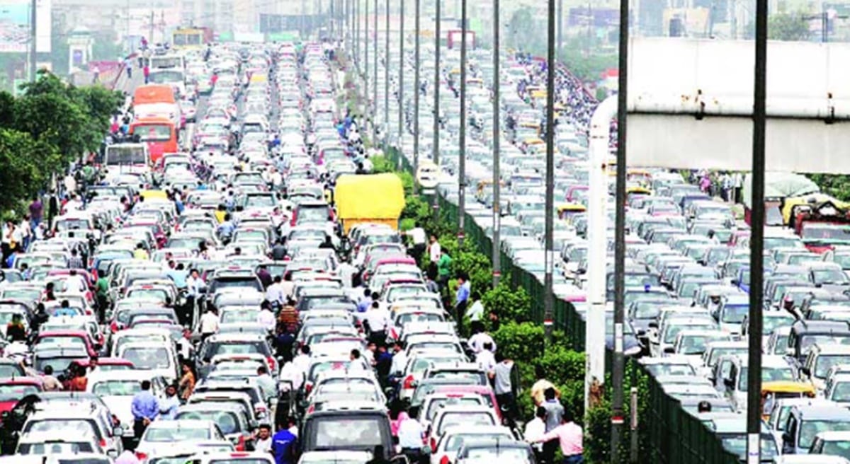 चितई में डेड़ घंटे तक लगा लंबा जाम, पर्यटक हुए परेशान