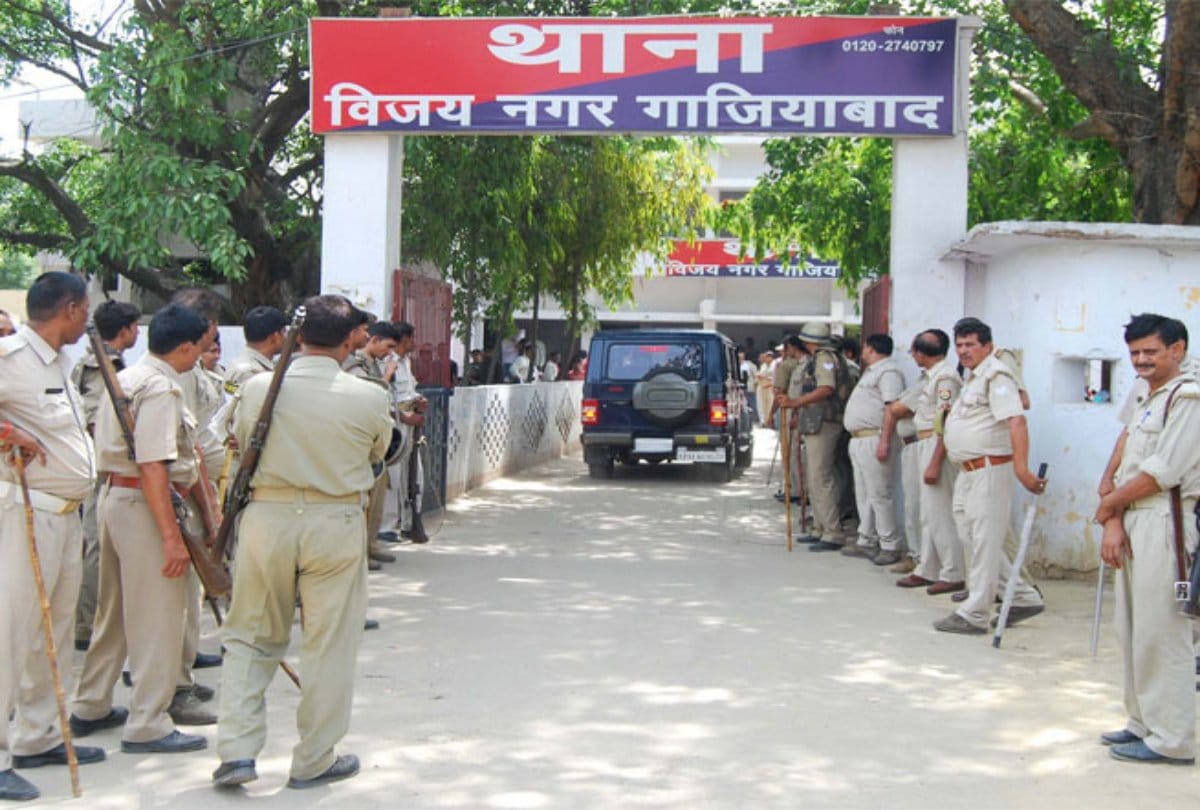 Fight between two inspector for chair at police station