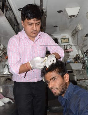 मनचले ने छात्रा का बाल पकड़कर सरेआम झकझोरा