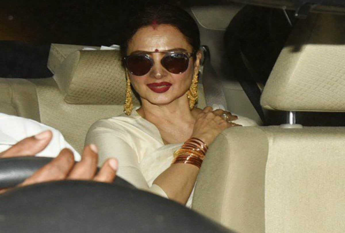 rekha spotted at the amitabh bachchan film 102 not out screening