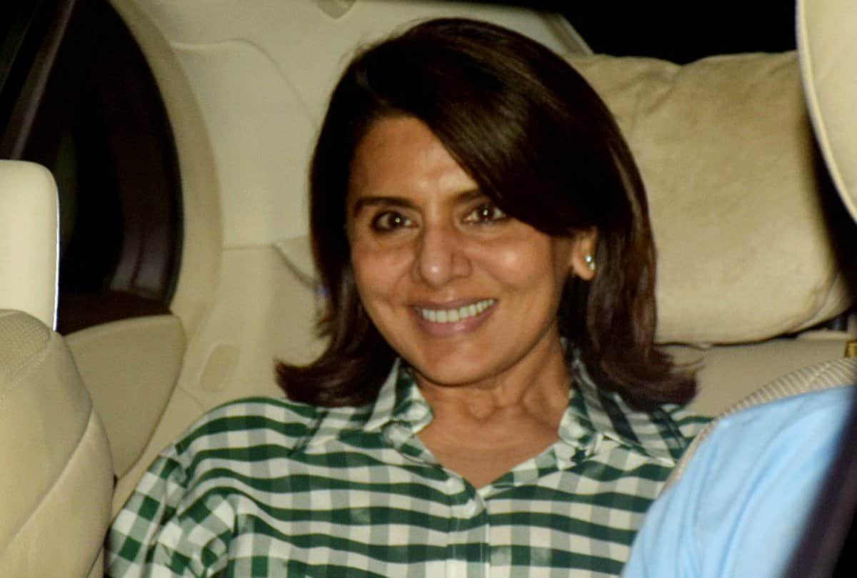 rekha spotted at the amitabh bachchan film 102 not out screening