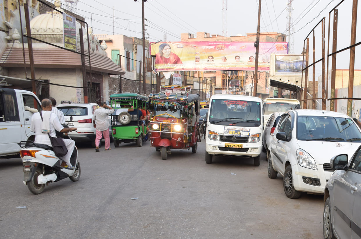 सड़कों को ही बना दिया पार्किंग स्थल