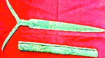 baghpat In the excavation, male skeleton, copper swords and mud brands were found