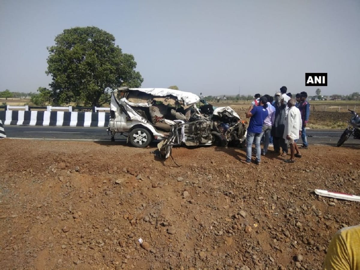 4 dead and 3 critically injured after collision between car and truck in madhya pradesh's guna 