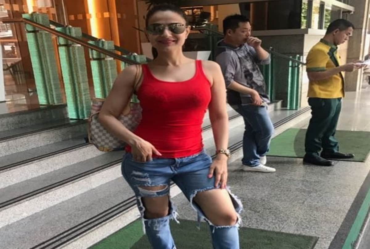 Bollywood Actress Ameesha Patel Trolled For Wearing Ripped Jeans