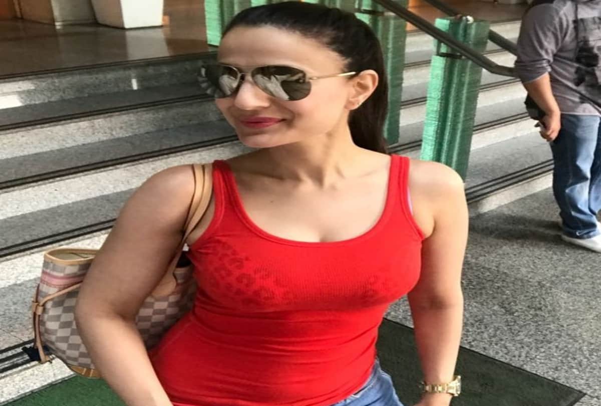 Bollywood Actress Ameesha Patel Trolled For Wearing Ripped Jeans