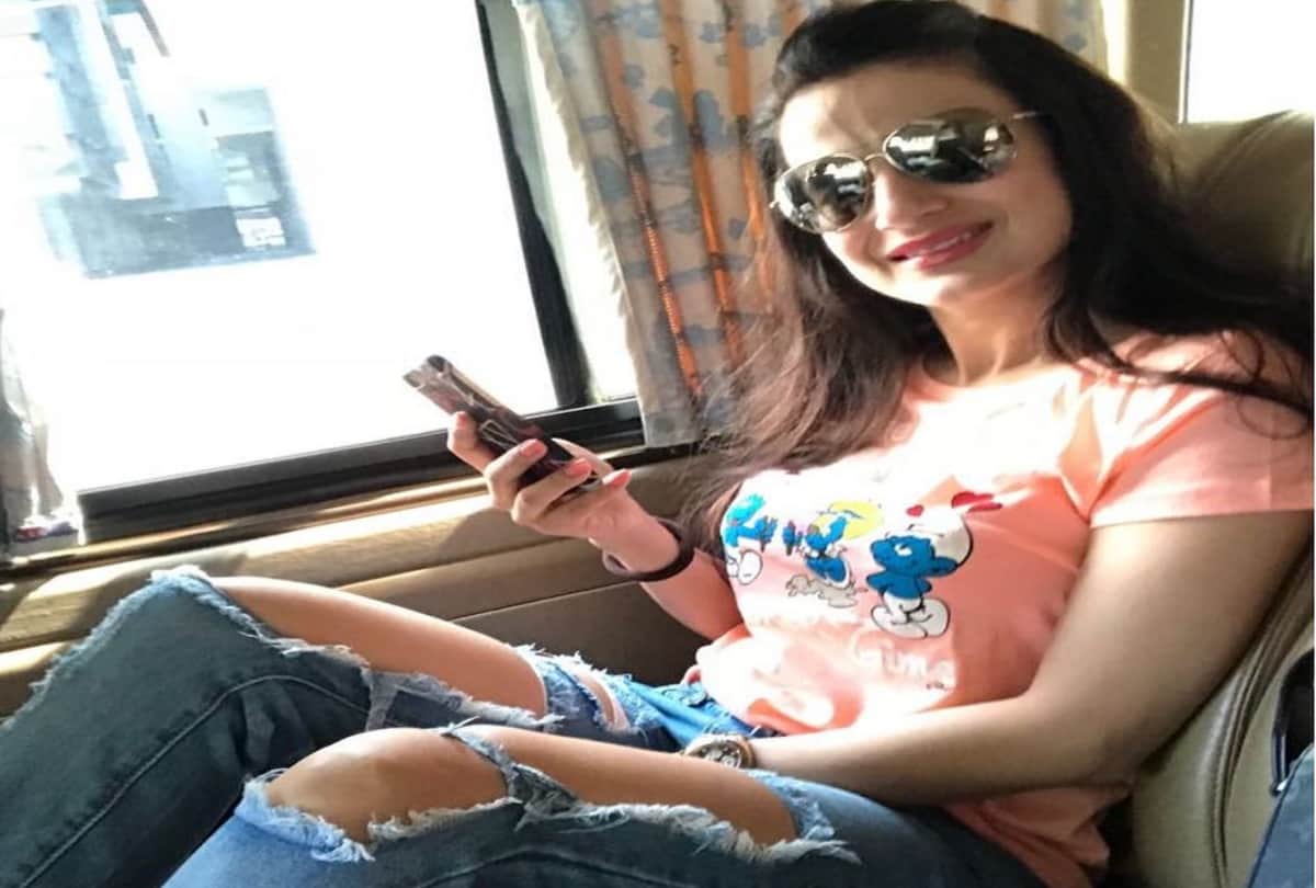 Bollywood Actress Ameesha Patel Trolled For Wearing Ripped Jeans