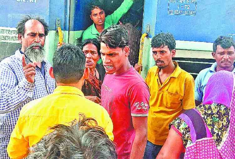 clash in passengers for sleeper coach in dibrugarh express on chandigarh railway station