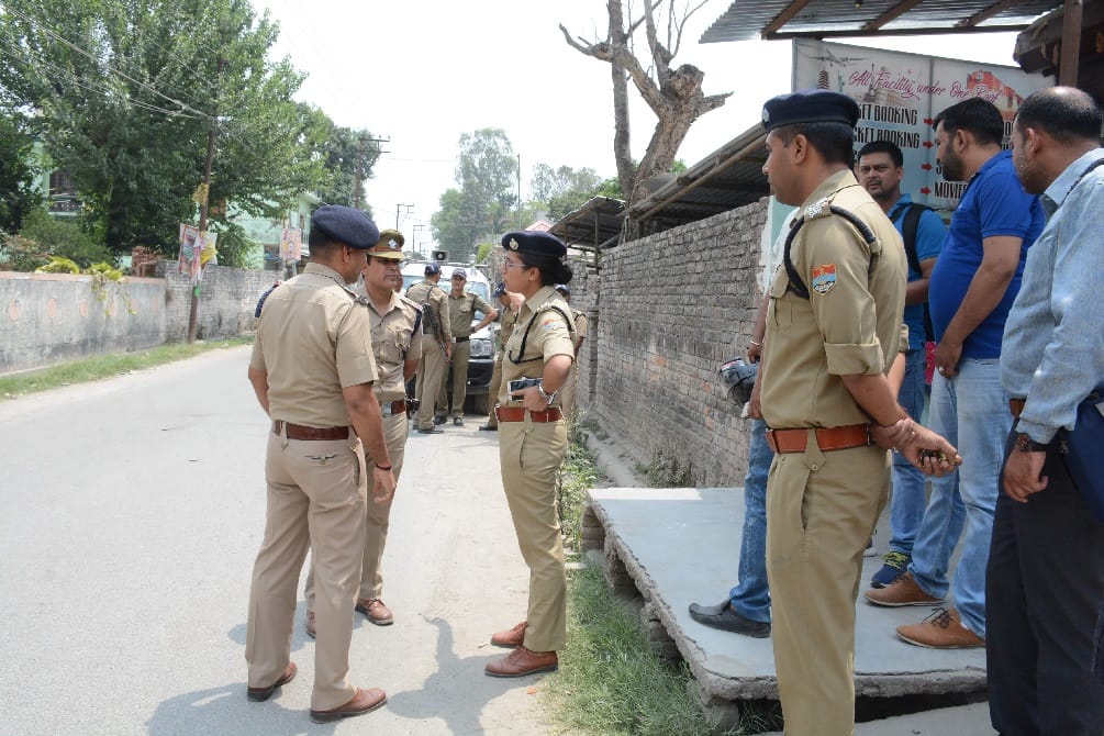 Women dead body found in Residential area dehradun