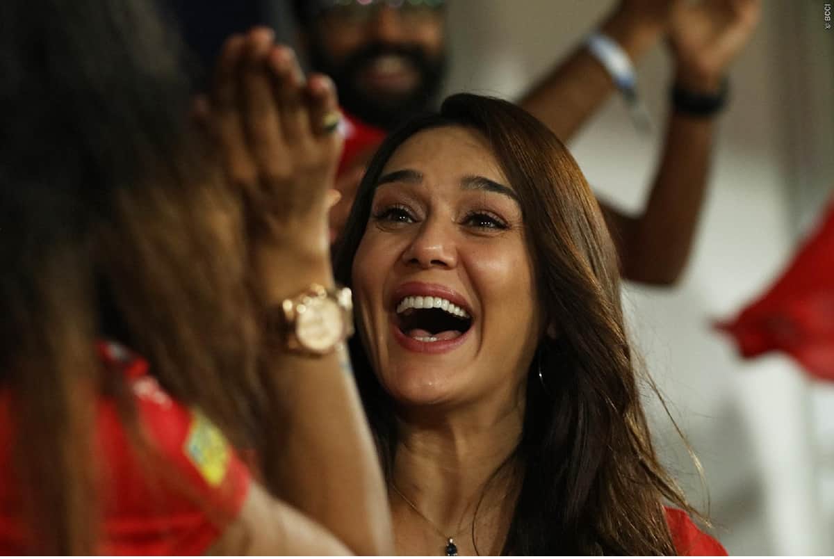 preity zinta best photos during kxip vs srh match in ipl 2018