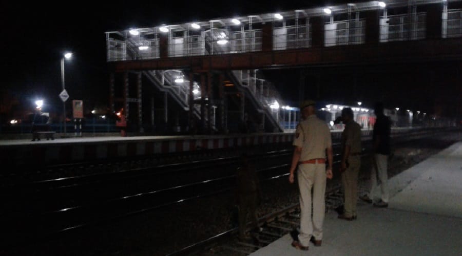 woman committed suicide by jumping next to the train with two children