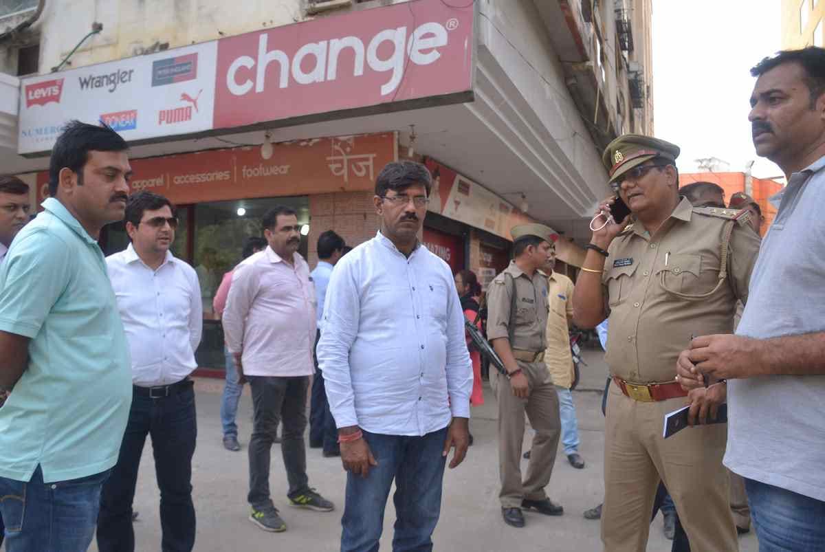 Robbery with travel company manager in varanasi