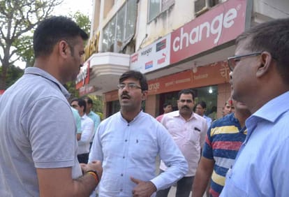 Robbery with travel company manager in varanasi