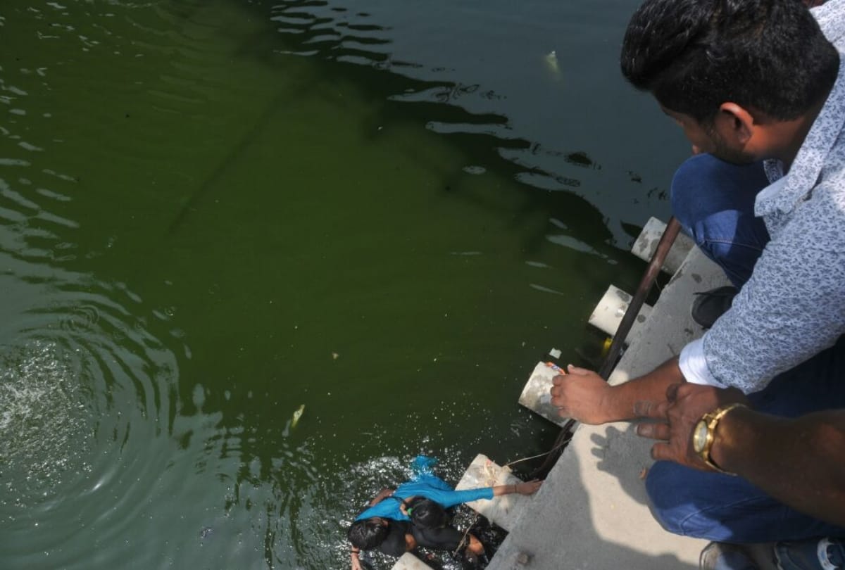 girl jumped in gomti river to commit suicide