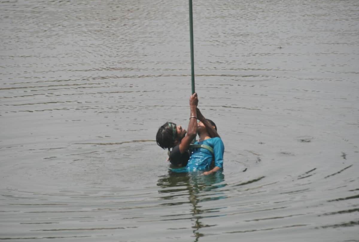 girl jumped in gomti river to commit suicide