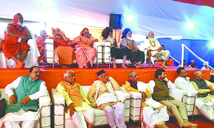 A crowd of people who can hear the ramkatha in the Dole Ashram