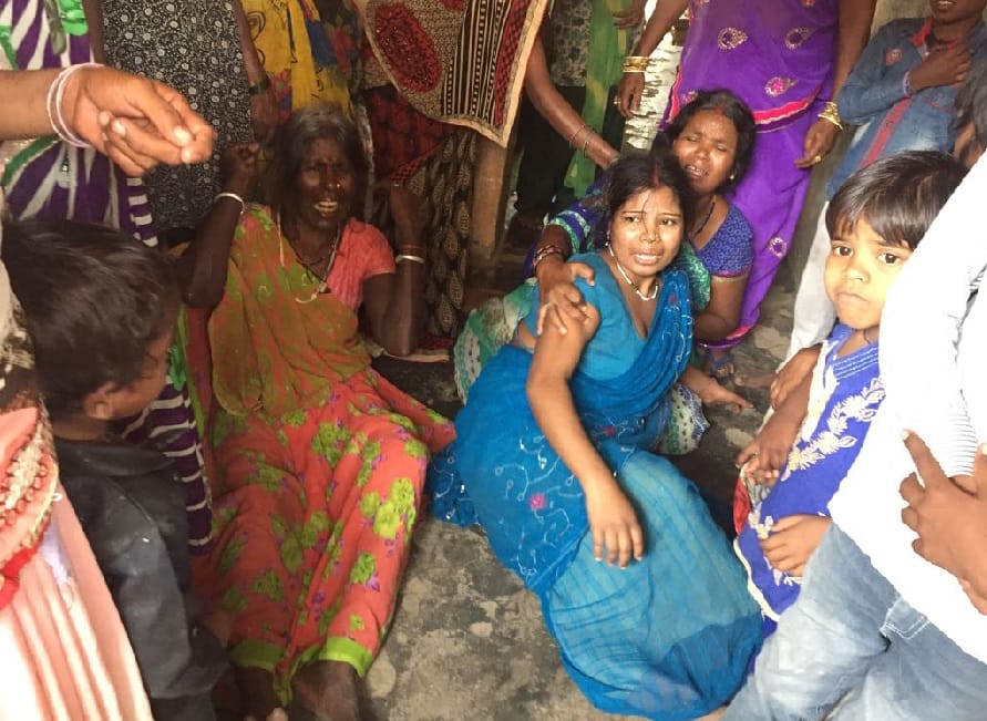 सड़क किनारे पलटी पिकप, किशोर की मौत, दो घायल