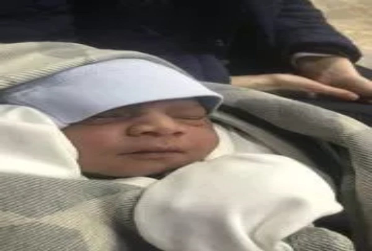 Woman delivers baby alone in a hotel room at foreign country 
