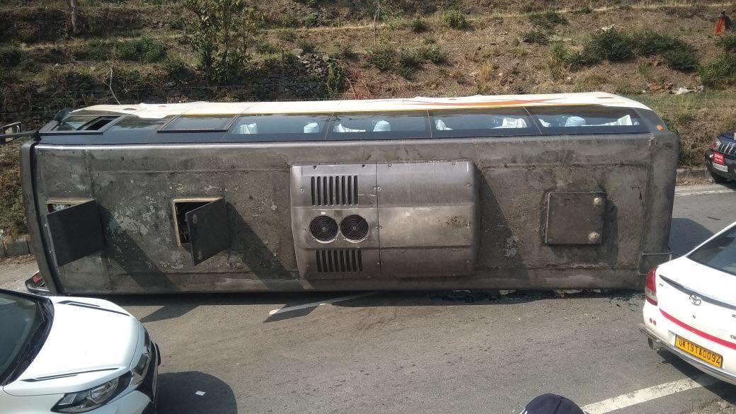 bus overturned in bhowali