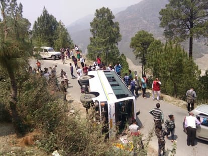 bus overturned in gangotri 
