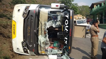 bus overturned in bhowali