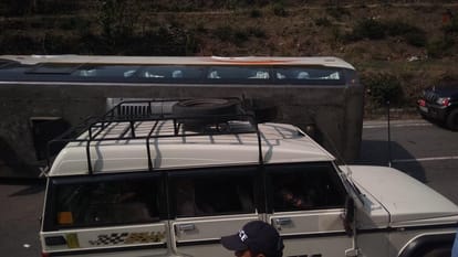 bus overturned in bhowali