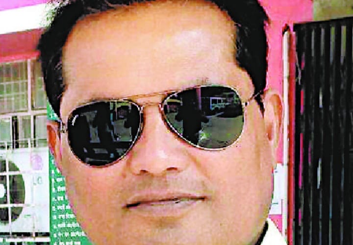 doctor of balrampur hospital gave treatment to helpless patient 