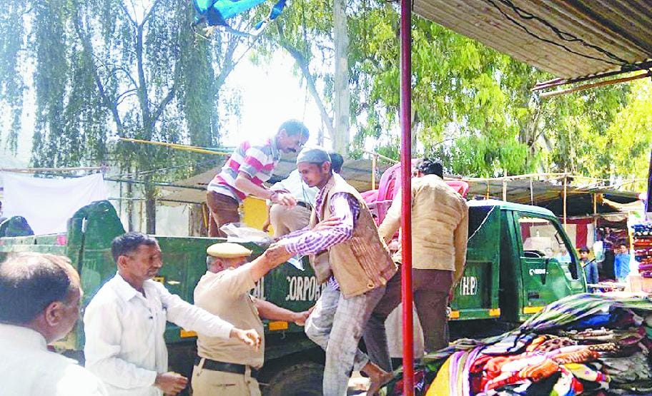 जवाहर पार्क में दर्जनों कारोबारियों का सामान जब्त