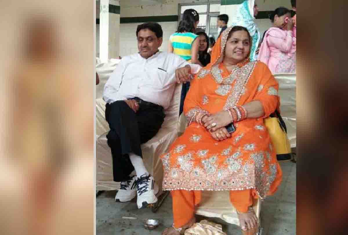 dead bodies of the builder and wife found in suspicious condition from a residential flat at delhi