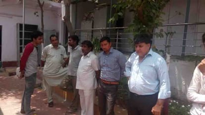 dead bodies of the builder and wife found in suspicious condition from a residential flat at delhi