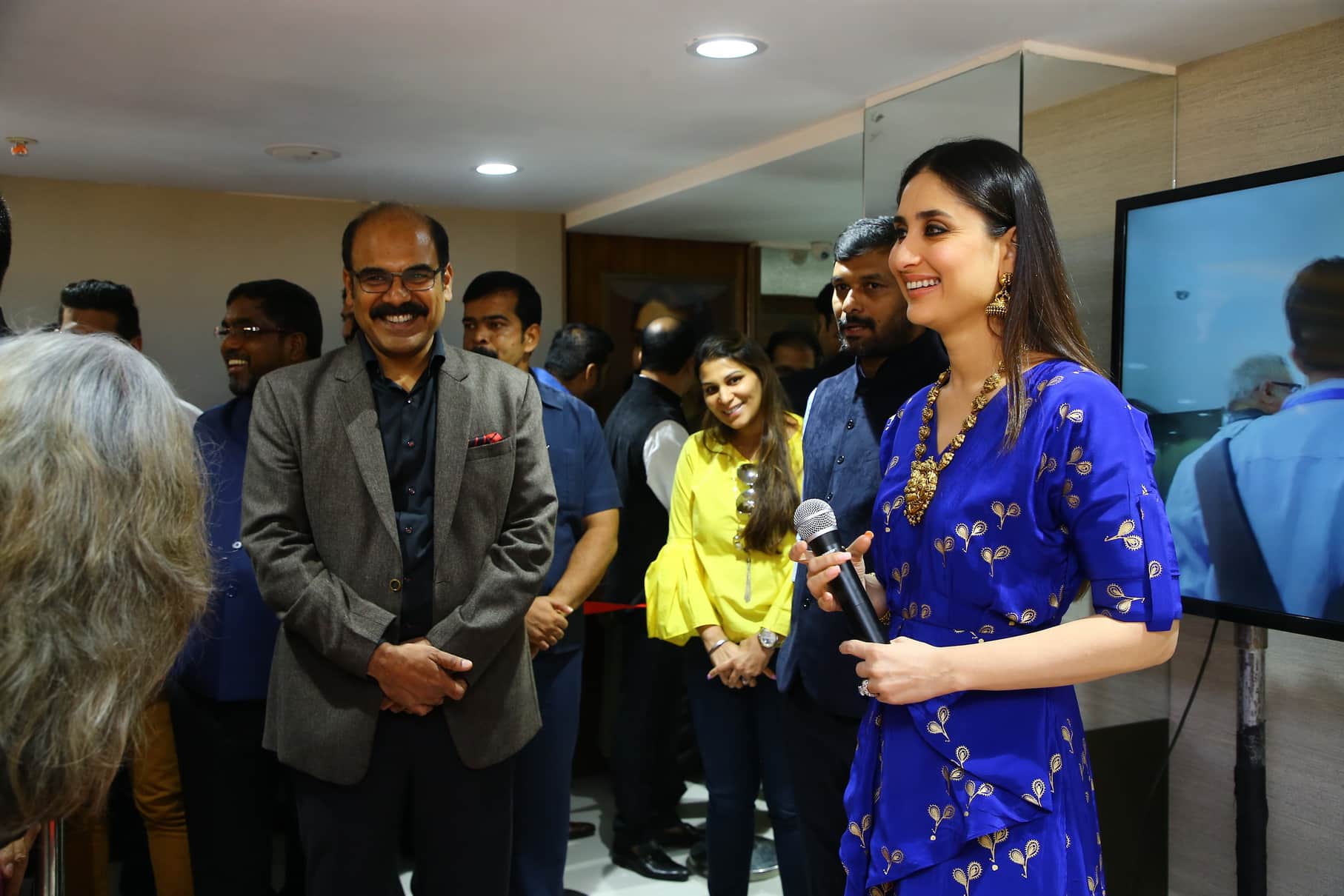 Every girl who wants to adopt this look of Kareena in the weddings season, 