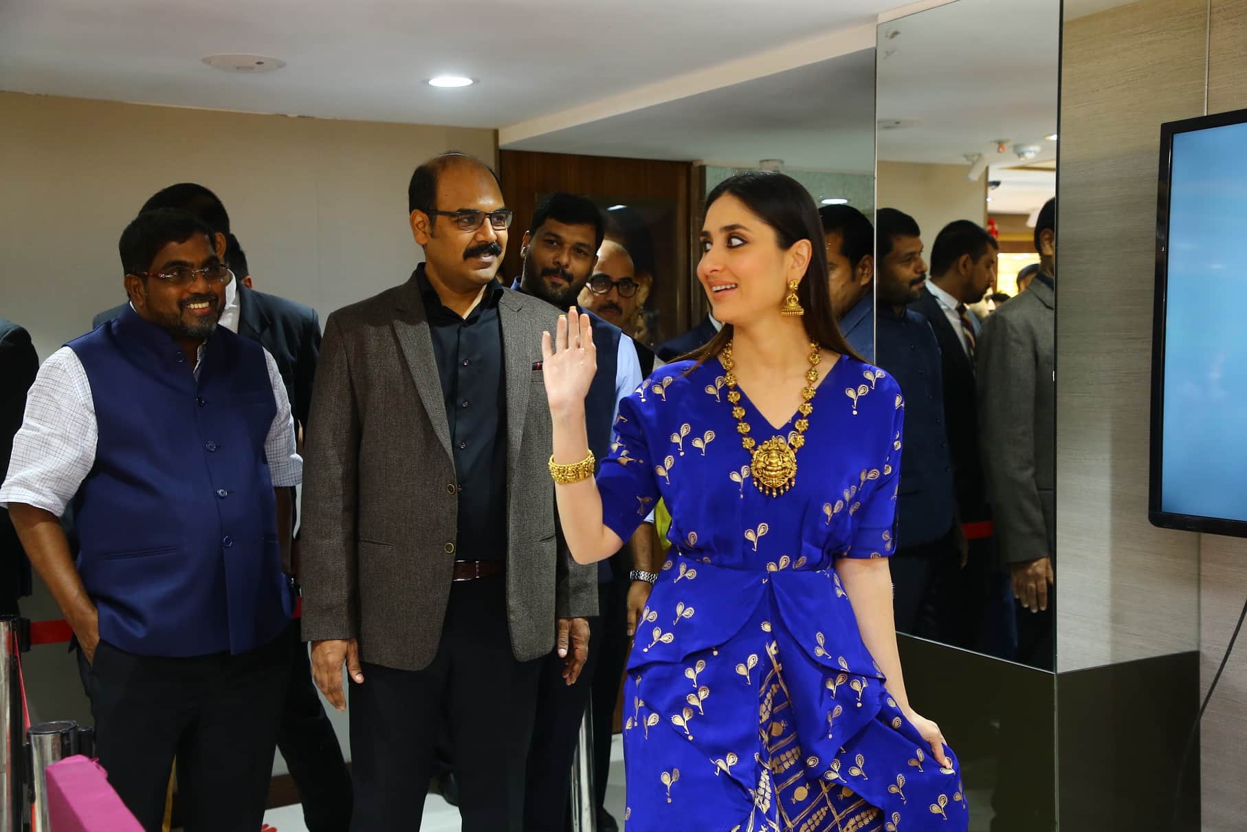 Every girl who wants to adopt this look of Kareena in the weddings season, 