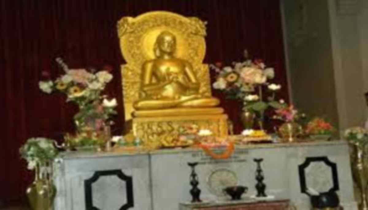 Buddhist worship of lord buddha bone residue in sri lanka