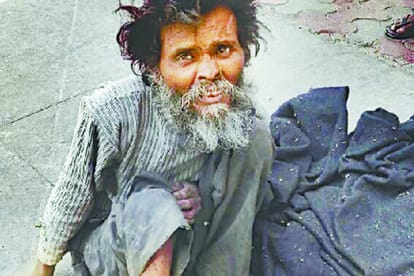 doctor of balrampur hospital gave treatment to helpless patient 