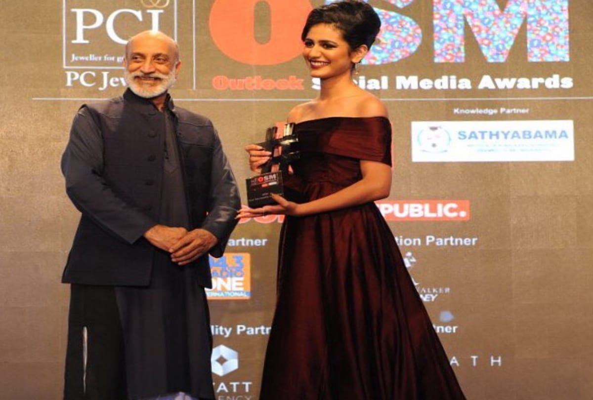 Watch Priya Prakash Varrier Singing Bollywood Song At Reception Party With Oru Adaar Love Cast