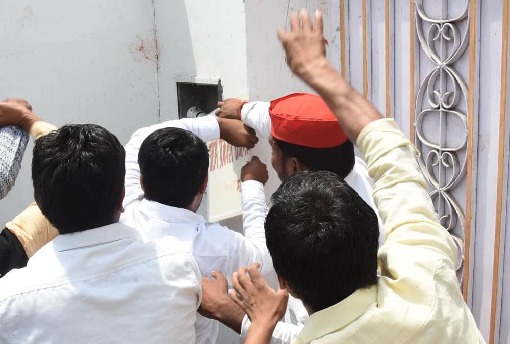 SP workers threw tomatoes and eggs at the residence of UP Minister OP Rajbhar