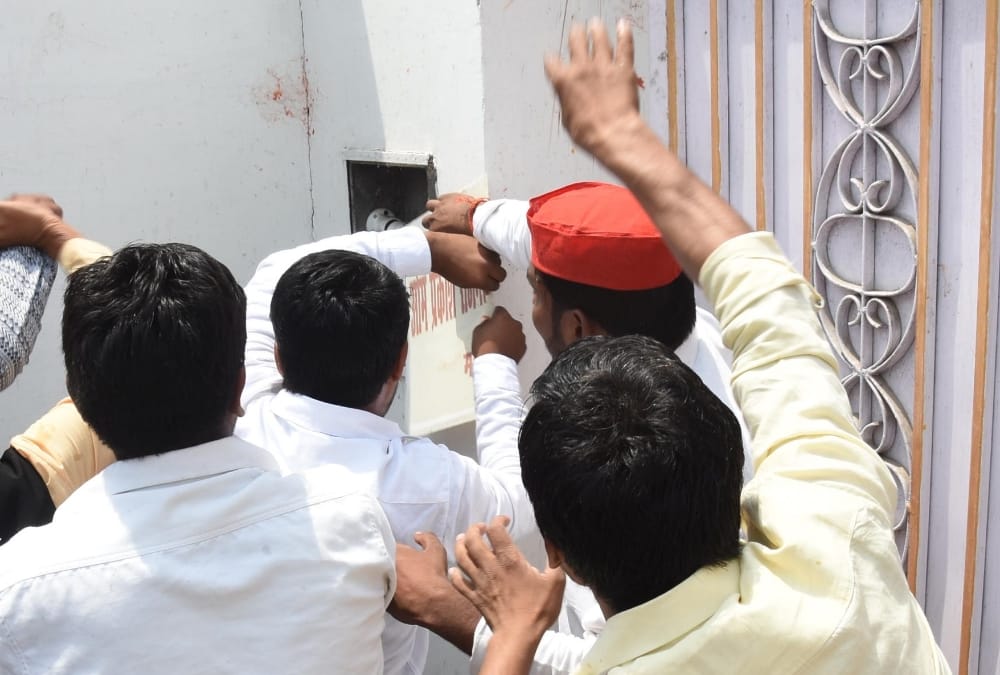 SP workers threw tomatoes and eggs at the residence of UP Minister OP Rajbhar