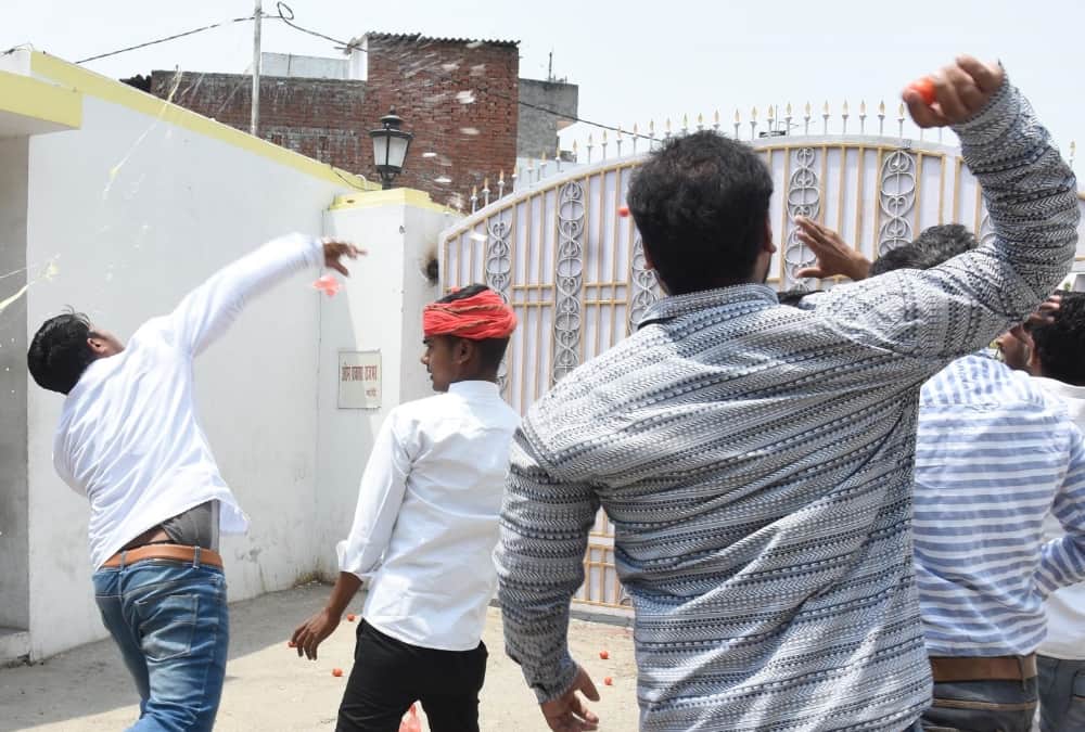 SP workers threw tomatoes and eggs at the residence of UP Minister OP Rajbhar