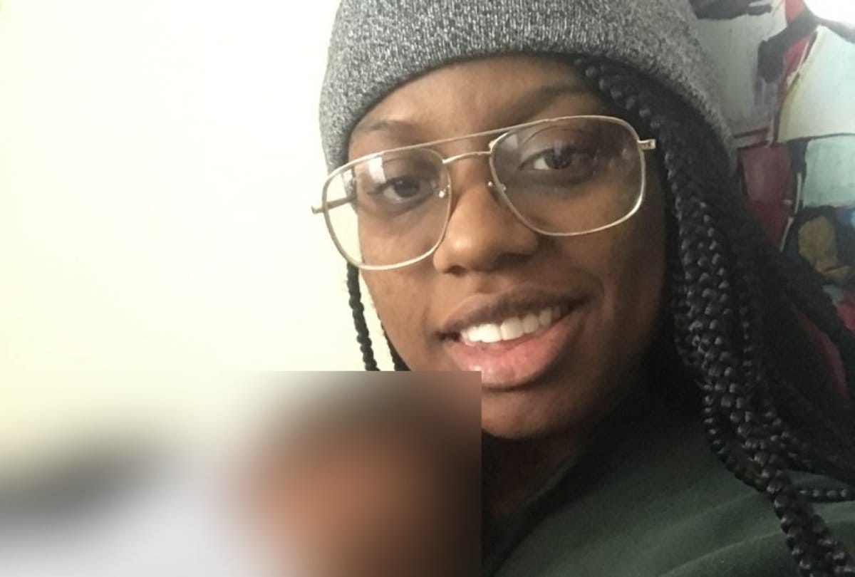 Woman delivers baby alone in a hotel room at foreign country 