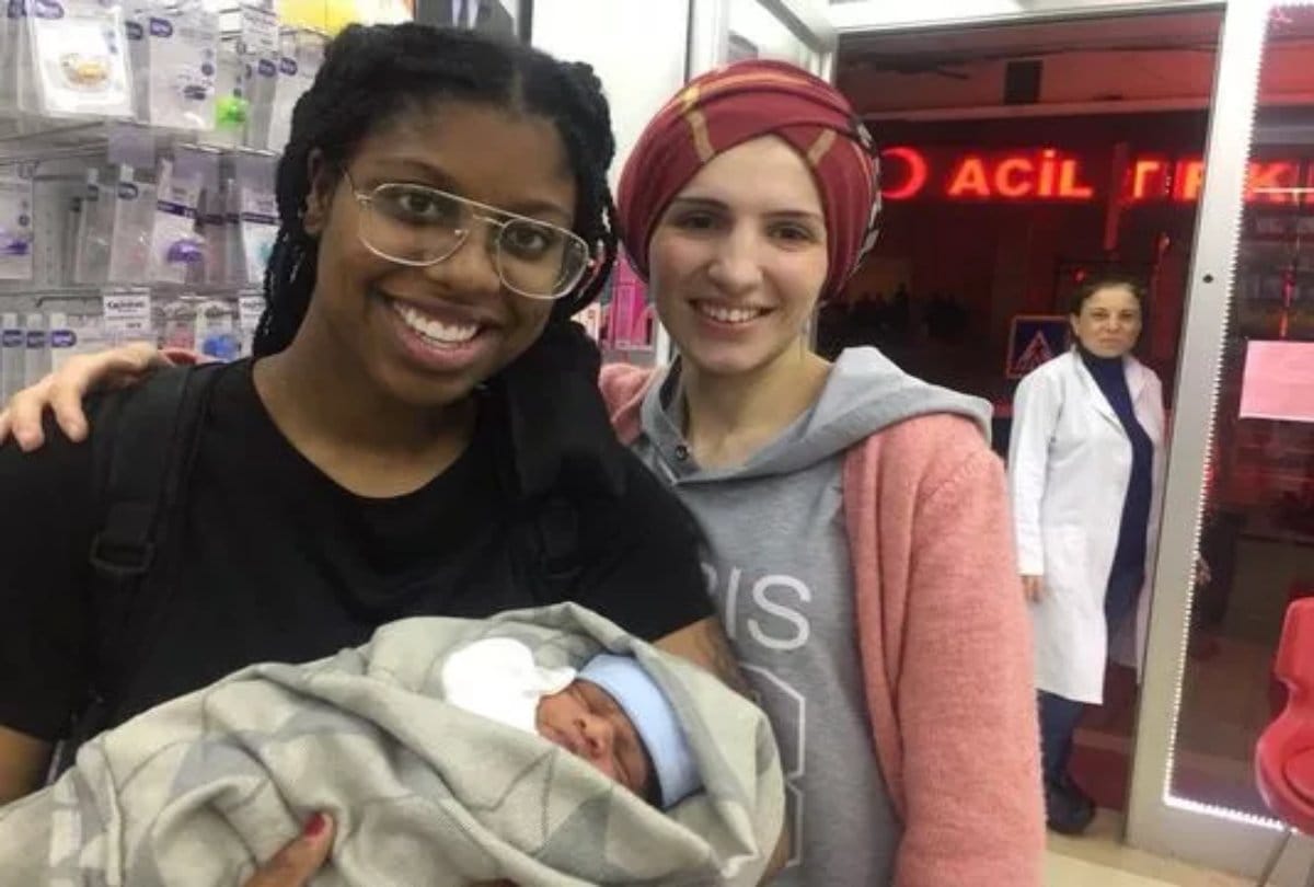 Woman delivers baby alone in a hotel room at foreign country 