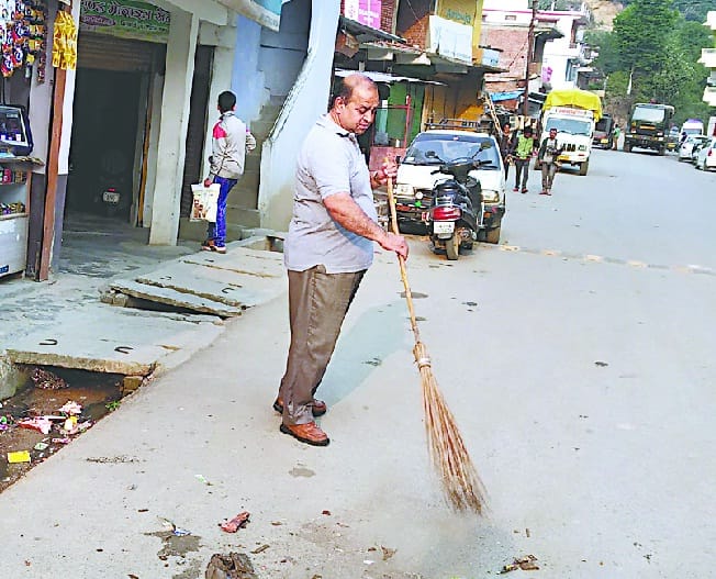 Traders busting themselves in the Vada market