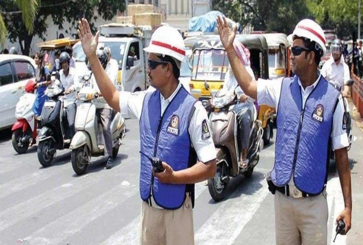Hyderabad biker Sticker Remark says no helmet i Die like a real man 