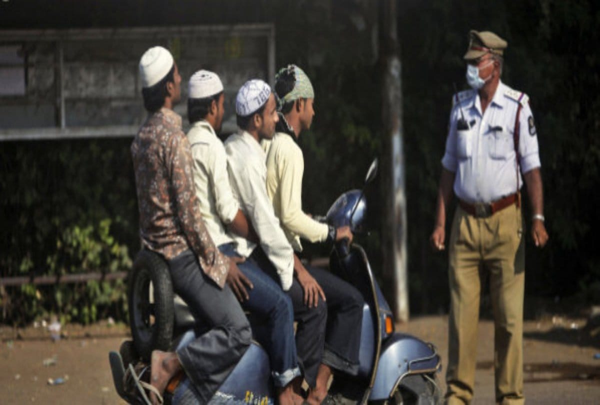 Hyderabad biker Sticker Remark says no helmet i Die like a real man 