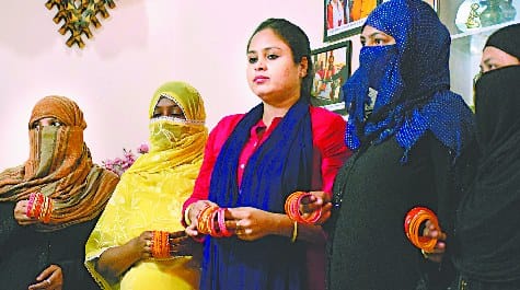 Women send bangles to husbands for giving teen talaq