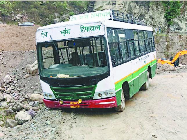 गंत्रेलू नाले के पास स्किड होने से बची सरकारी बस