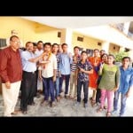दसवीं में जिला टॉपर उत्कर्ष शुक्ला को मिठाई खिलाते प्रधानाचार्य व विद्यालय के शिक्षक