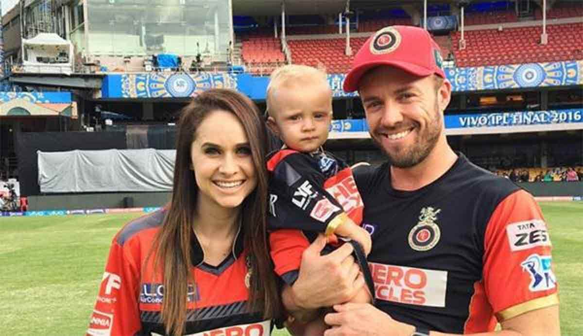 ab devilliers with his wife and son went for an auto ride in bengaluru