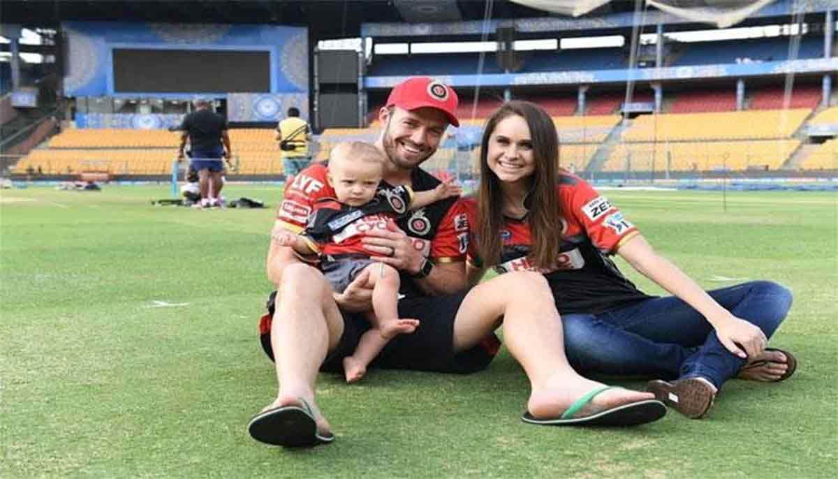 ab devilliers with his wife and son went for an auto ride in bengaluru