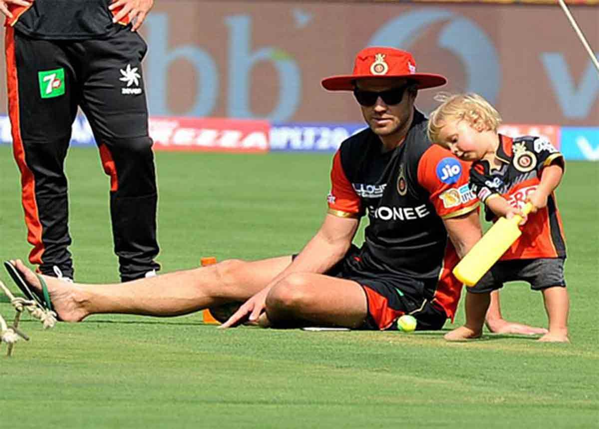 ab devilliers with his wife and son went for an auto ride in bengaluru