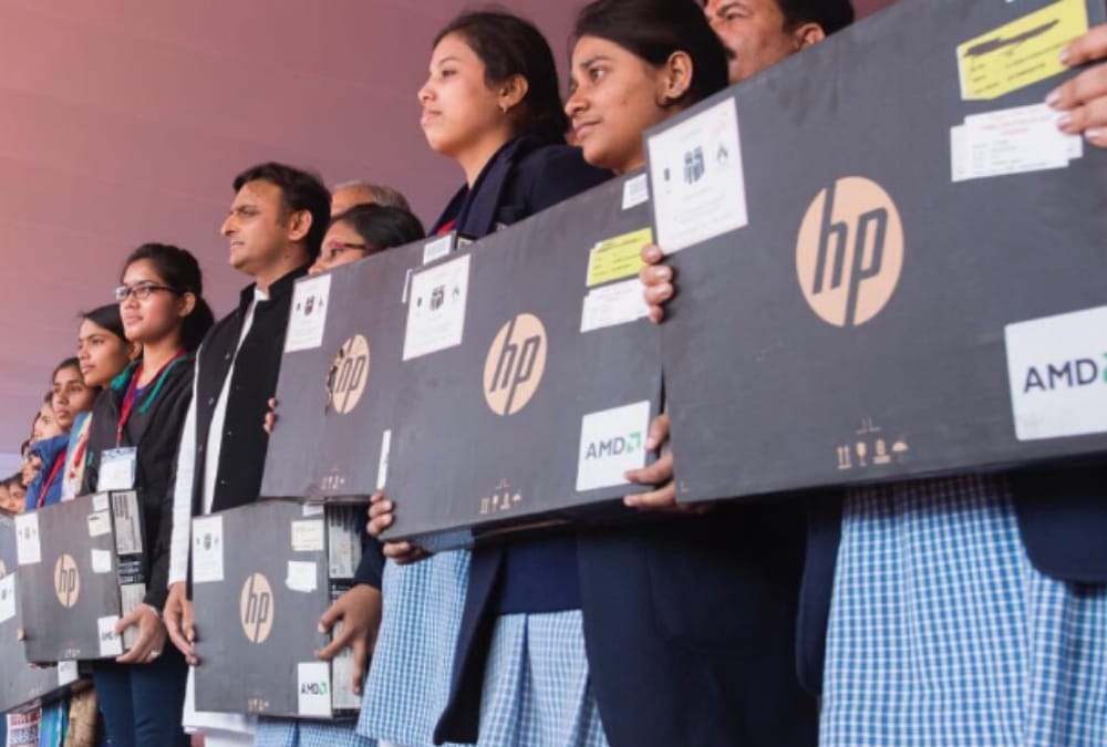 akhilesh yadav to give laptops to toppers.